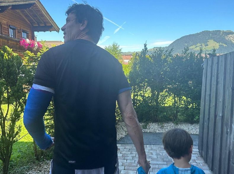 Frau Susie Teilt Foto Mit Gipsarm Toto Wolff Beim Radfahren Verletzt