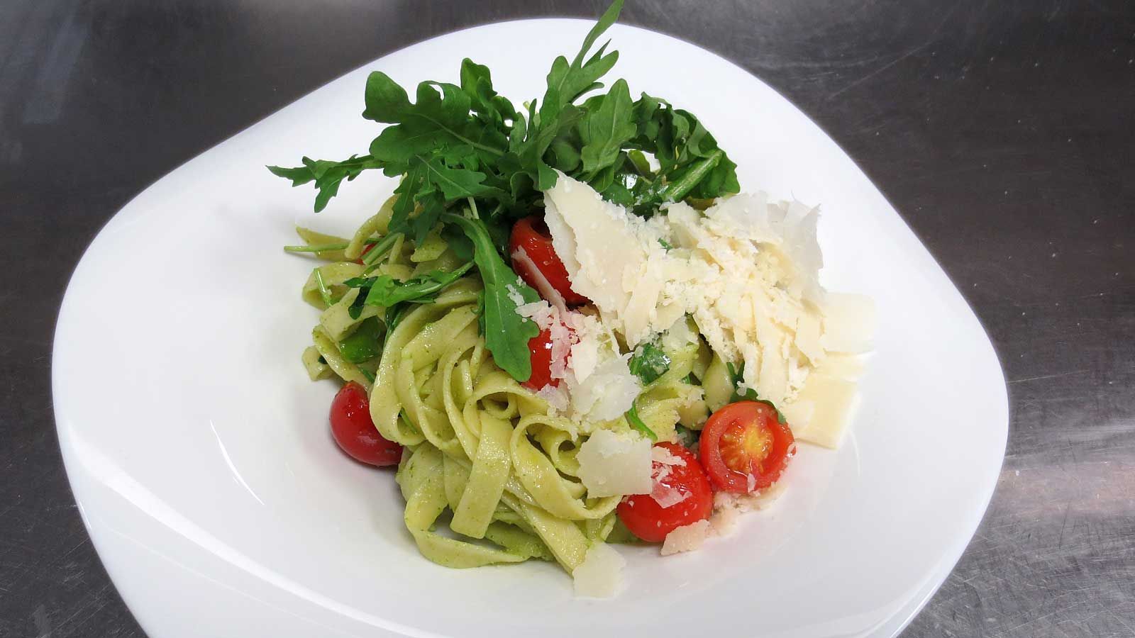 Rezept Tagliatelle Mit Rucola Kirschtomaten Parmesan Und Pesto