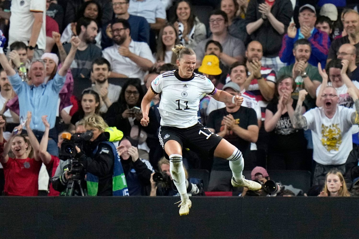 Popp schießt DFB Team ins Finale nach Wembley