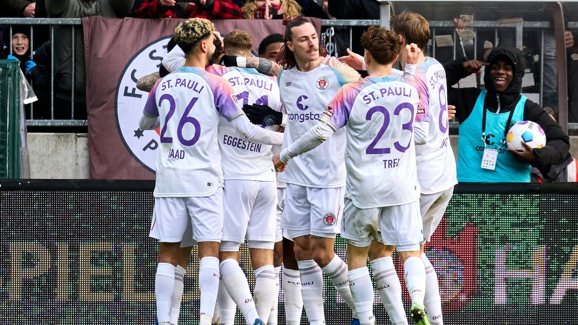 St Pauli Strauchelt Und Macht Kiel Zum Herbstmeister