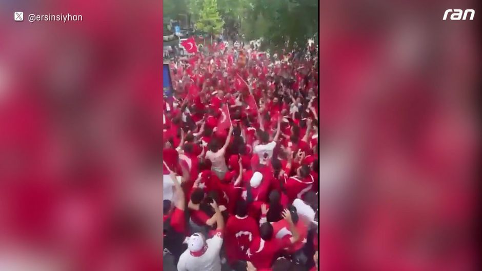 EM 2024 Türkei Fans singen sich warm für Georgien Ran