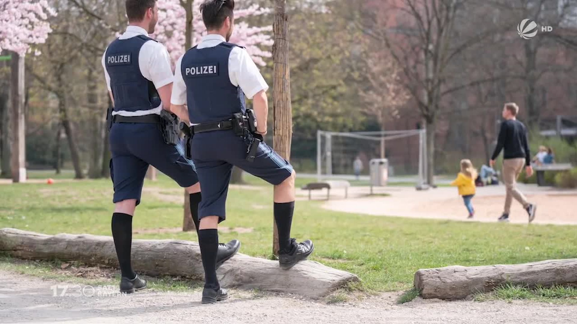 Polizei in kurzen Hosen? Kurioses Pilotprojekt im Freistaat