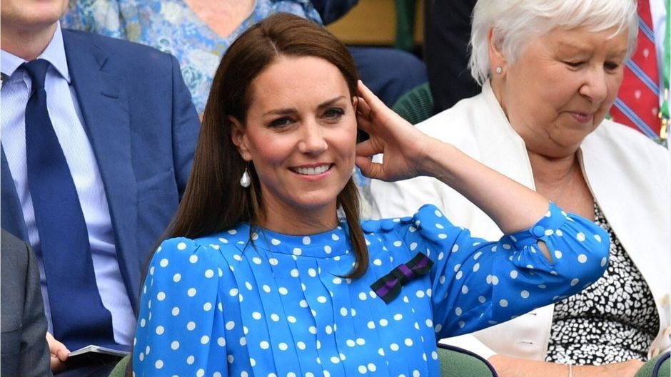 Weiß auf Blau: Herzogin Kate begeistert in figurbetontem Kleid