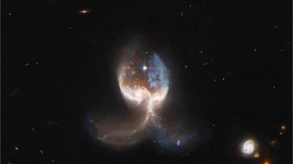 Tanz der Galaxien: Hubble-Teleskop fotografiert "Engelsflügel" im Weltall