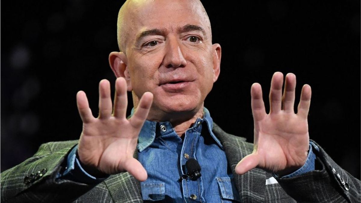 Amazon-Gründer Bezos nach All-Ausflug wieder auf der Erde gelandet