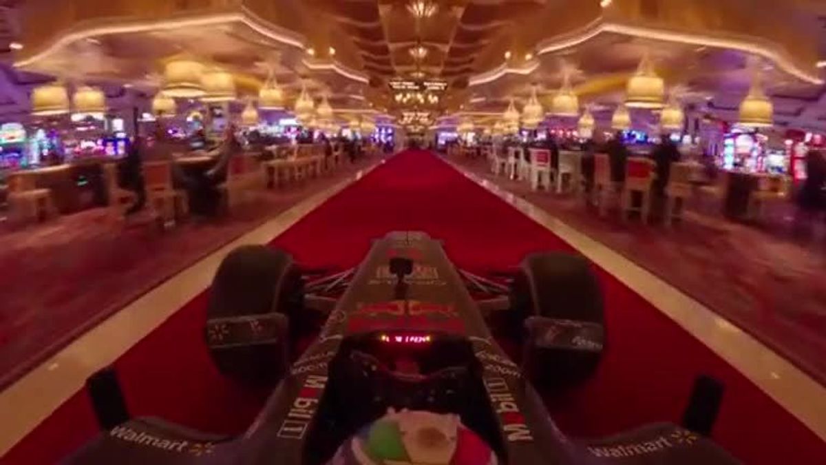 F1-Auto rast durch Casino in Las Vegas!
