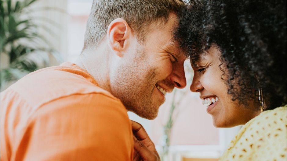 Verbale Liebe: Diese Komplimente halten eure Beziehung frisch