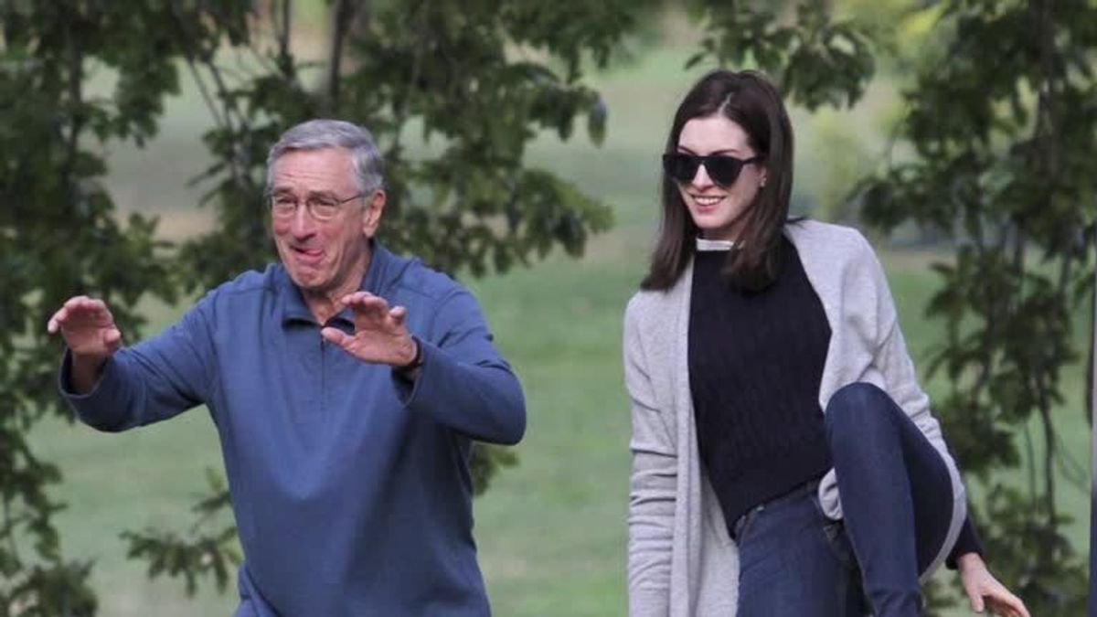 Anne Hathaway macht Tai Chi mit Robert De Niro