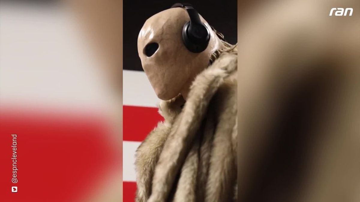 Komplett vermummt! Browns-Star kommt mit Maske zum Spiel