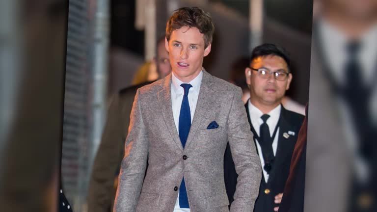 Eddie Redmayne beweist Gentleman-Manieren bei Jimmy Kimmel
