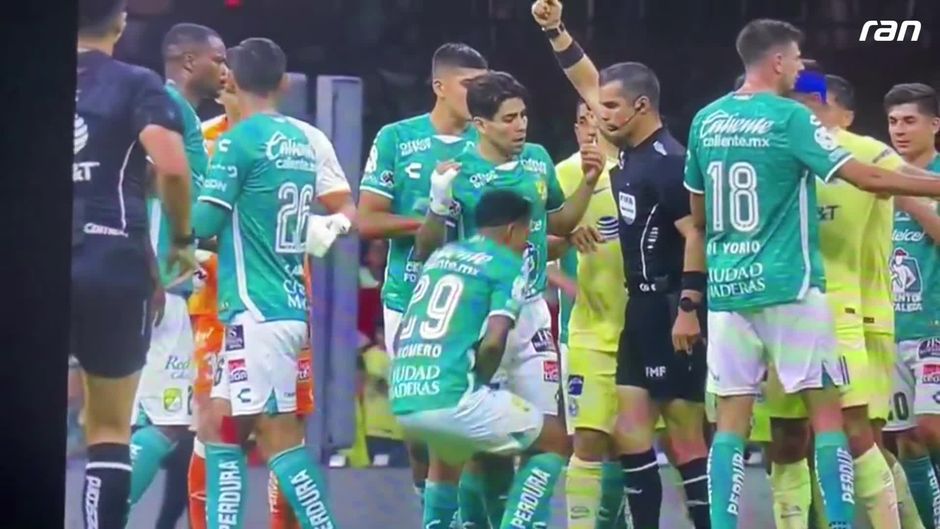 Mexikanischer Schiri tritt Spieler zwischen die Beine | Ran