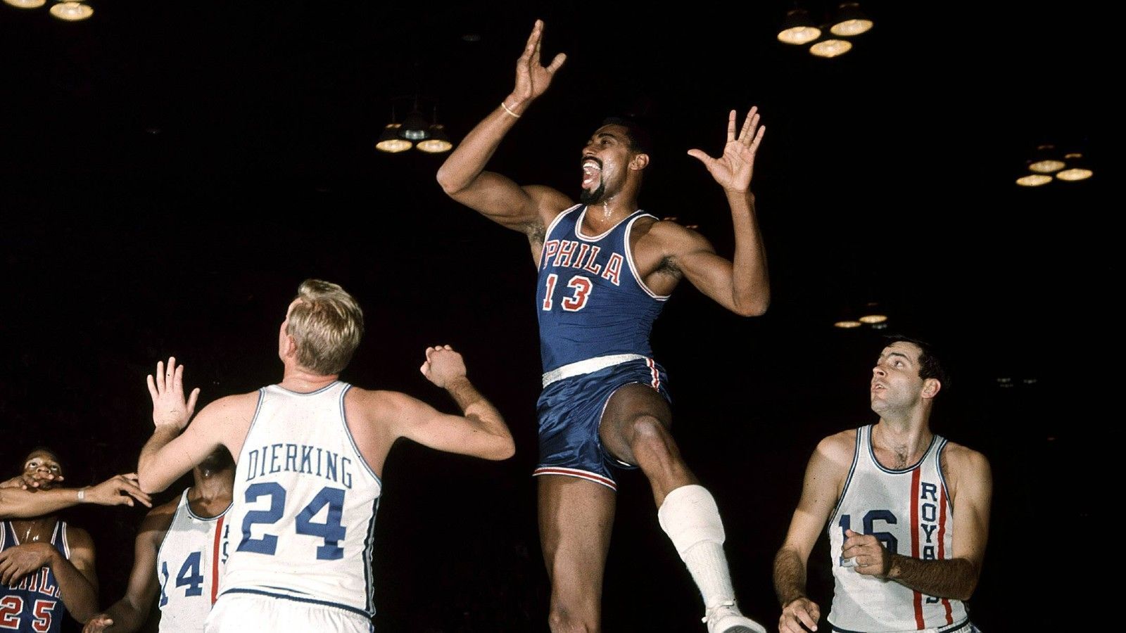 
                <strong>Platz 7: Wilt Chamberlain</strong><br>
                31.419 Punkte. "Wilt the Stilt" (2.v.r.) schaffte 1962 für Philadelphia hundert Punkte, bis heute ist das unerreicht. Der 2,16-Meter-Center erzielte 1961/62 den Rekord-Punkteschnitt von 50,4 Zählern. Trotzdem wurde Chamberlain "nur" zweimal Meister.
              