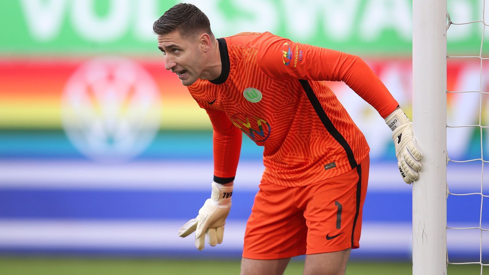 
                <strong>Koen Casteels (VfL Wolfsburg)</strong><br>
                Ein weiterer Mann von der direkten Bundesliga-Konkurrenz, mit dem sich der BVB laut "Sport 1" beschäftigen dürfte, ist Wolfsburgs Koen Casteels. Der 1,97 Meter große Belgier ist vor allem in der laufenden Saison ein überragender Rückhalt für den Champions-League-Aspiranten. Der 28-Jährige spielte bislang bereits 13 Mal in der Bundesliga-Saison 2020/21 zu Null und ist damit hinter Peter Gulacsi (15 Spiele ohne Gegentor) zweitbester Keeper in dieser Kategorie. Zwischenzeitlich blieb Casteels in der laufenden Spielzeit mal 674 Minuten am Stück ohne Gegentreffer. Sein Vertrag beim VfL läuft noch bis 2024, auch Tottenham Hotspur soll Casteels als möglichen Nachfolger für Weltmeister Hugo Lloris im Blick haben. 
              