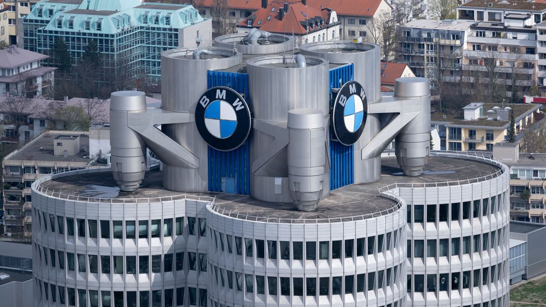 Das Logo von BMW ist an der Firmenzentrale zu sehen. 