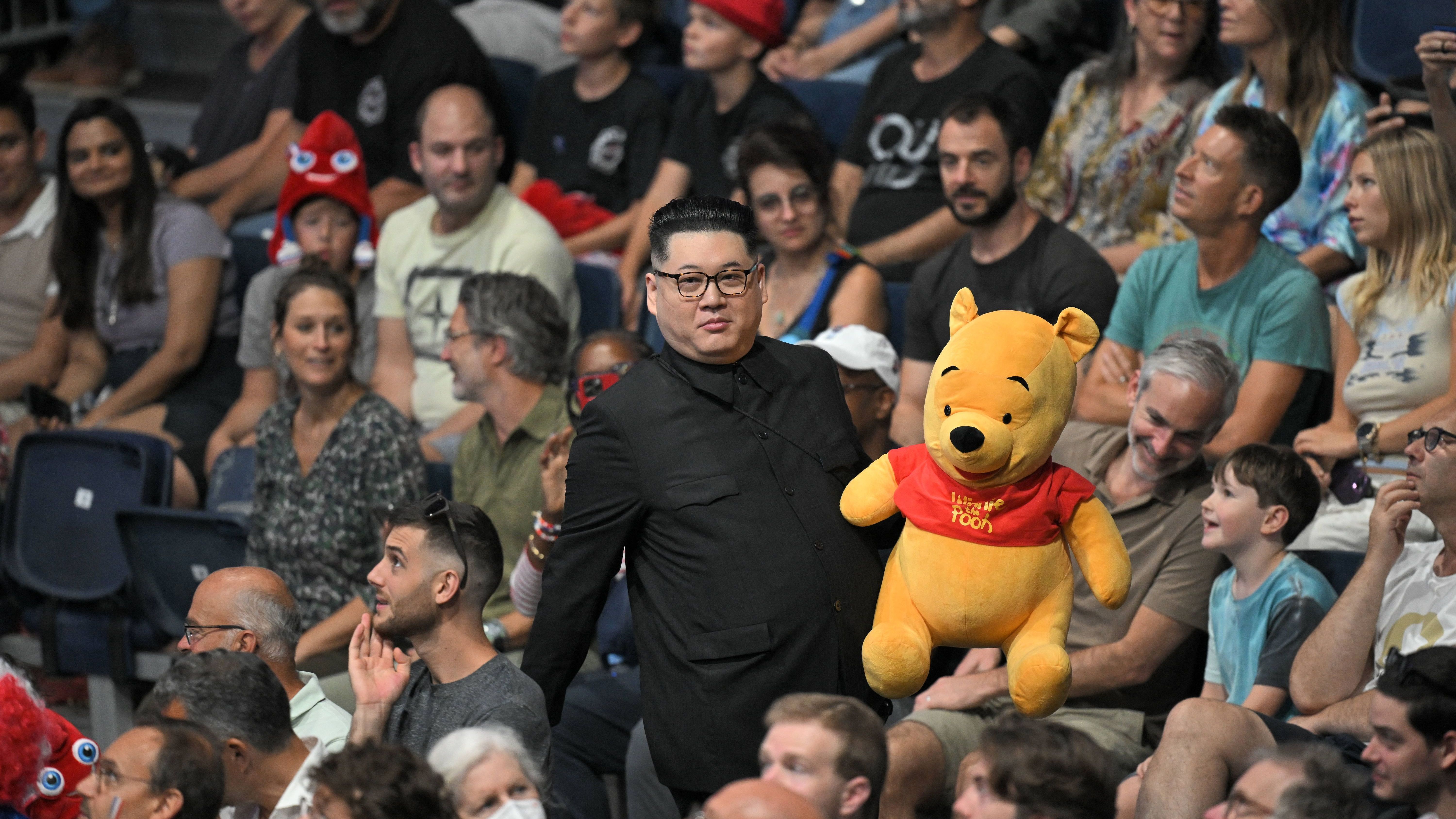 <strong>Olympia 2024: Die besten Bilder des neunten Tages</strong><br>Das ist doch nicht etwa ...? Doch, er ist es: Winnie Puuh! Aber nein, der andere ist nicht Kim Jong-un, auch wenn der Zuschauer dem nordkoreanischen Diktator zum Verwechseln ähnlich sieht.