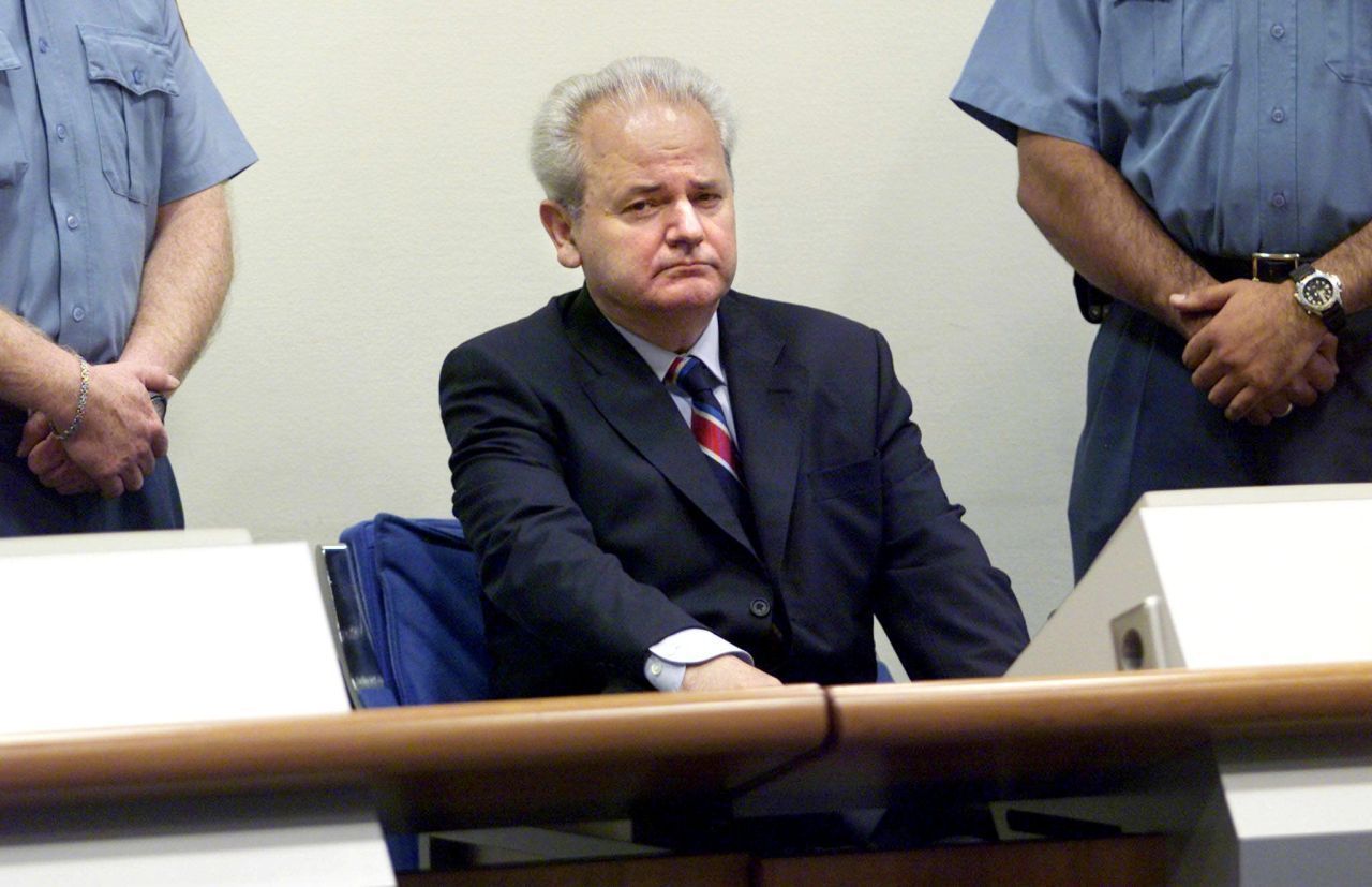 Slobodan Milosevic wurde noch als Präsident von Serbien und Montenegro wegen Völkermordes vor dem Internationalen Strafgerichtshof für das ehemalige Jugoslawien angeklagt. Nach seinem Rücktritt wurde er von der neuen Regierung ans Gericht ausgeliefert, starb aber vor dem Ende des Verfahrens.