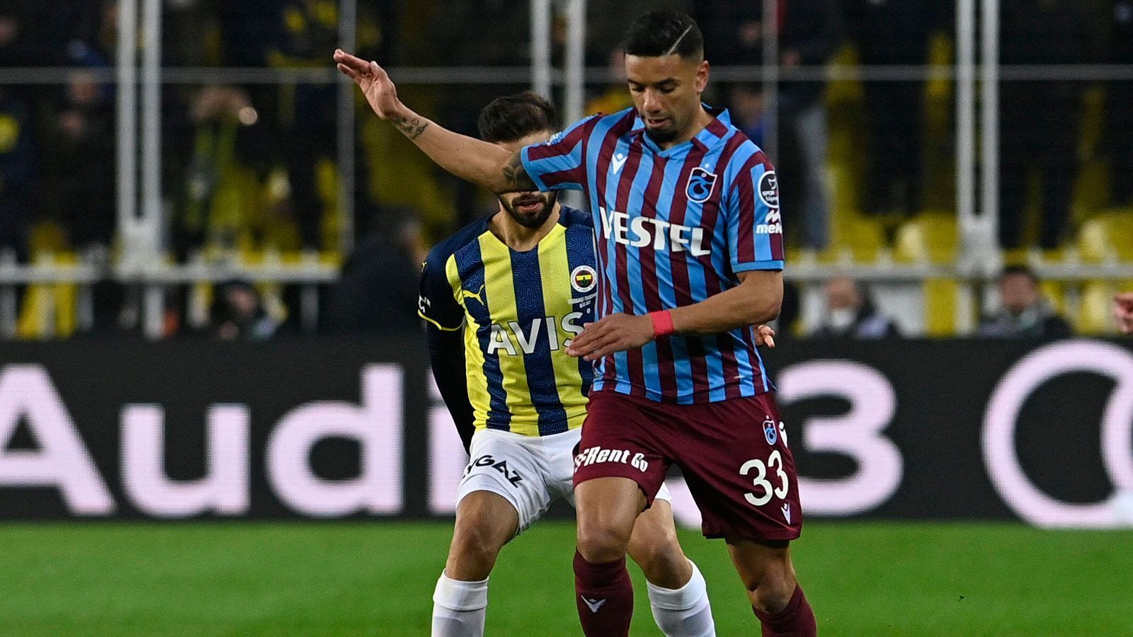 
                <strong>SüperLig: Trabzonspor nach 38 Jahren wieder Meister</strong><br>
                Während Meister Besiktas Istanbul in dieser Saison um die Teilnahme am Europapokal bangen muss, konnte sich Trabzonspor erstmals seit 1984 wieder zum türkischen Meister küren. Zwei Spieltage vor Saisonende liegt Verfolger Fenerbahce neun Zähler im Hintertreffen und hat keine Chance mehr auf die Meisterschaft. Es ist der siebte Titel in der Vereinsgeschichte. 
              