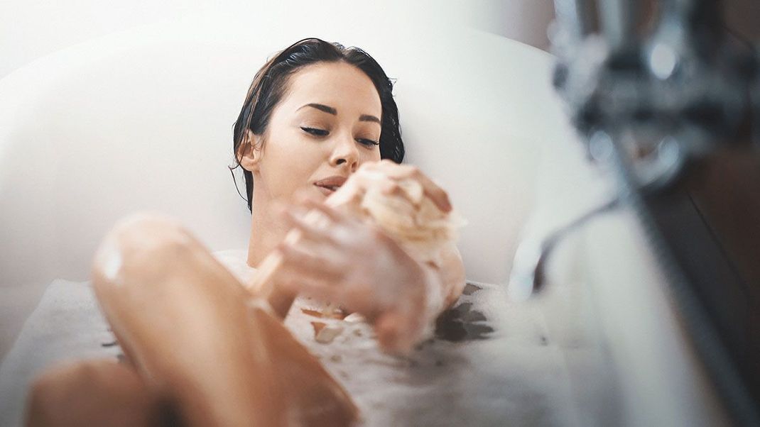 Ein wohltuendes Bad mit pflegenden Produkten frei von Mikroplastik – ein gutes Gefühl für Körper und Geist. 