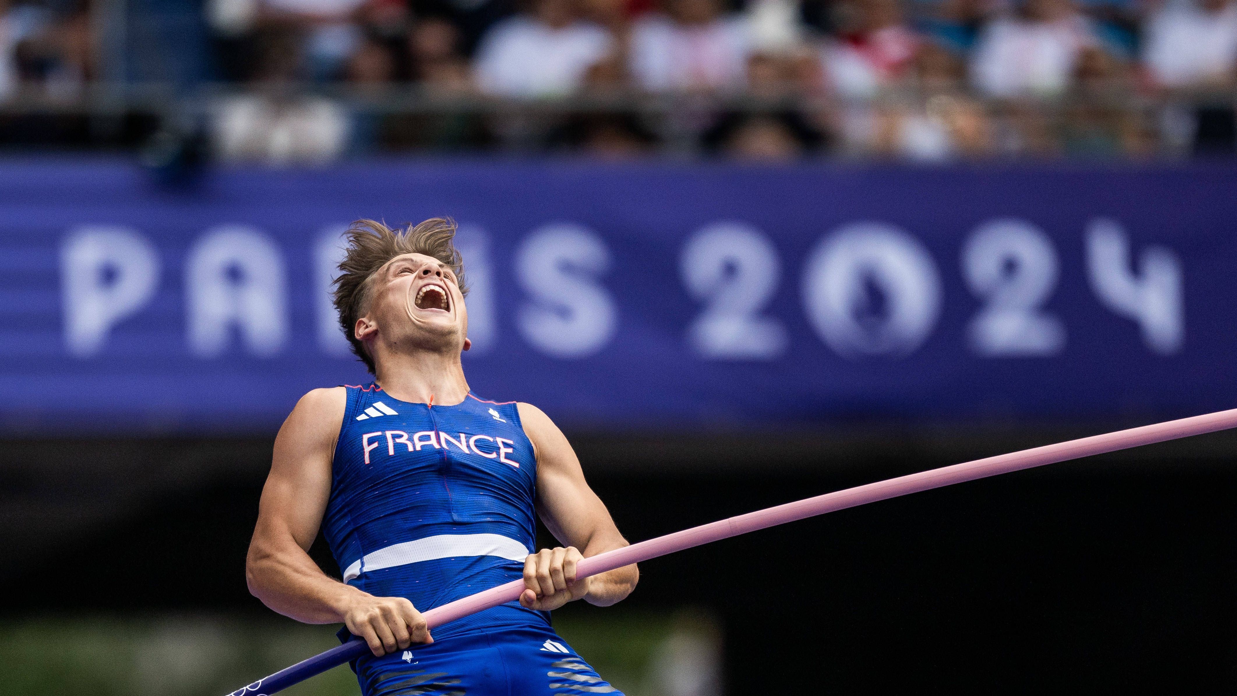 <strong>Olympia 2024: Die besten Bilder des achten Tages</strong><br>Nicht auszuhalten! Trotz der frenetischen französischen Fans strauchelt Thibaut Collet in der Stabhochsprung-Quali.