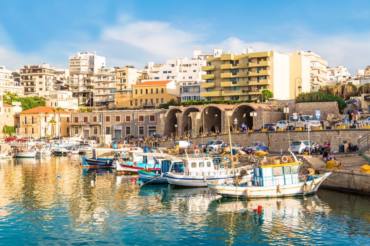 Heraklion ist die Hauptstadt Kretas und der (!) Hotspot an der Nordküste. Besonders beeindruckend sind die Altstadt, der venezianische Hafen und das Archäologische Museum. Leckereien, Lederwaren und Souvenirs gibt's in der Marktgasse Odós 1866. Die Anlaufstelle der Hipster ist das "Opus" in der Altstadt, in dem Wein, griechische Gerichte und Musik serviert werden. 