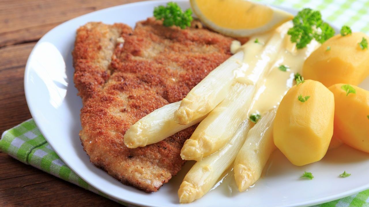 Etwas weniger gesund aber mindestens genauso gut: Die Kombination aus Schnitzel und Spargel. 