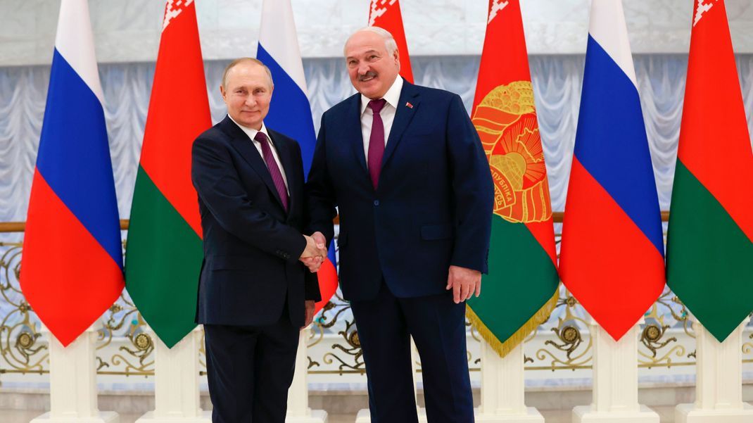 Wladimir Putin (l), Präsident von Russland, und Alexander Lukaschenko, Präsident von Belarus, bei ihrem Gespräch im Dezember 2021. 