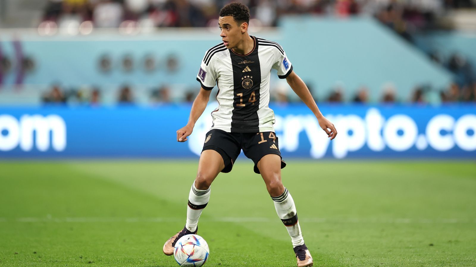 
                <strong>Platz 5 - Jamal Musiala</strong><br>
                &#x2022; Alter beim WM-Debüt: 19 Jahre, acht Monate, 28 Tage<br>&#x2022; Endrunde: WM 2022<br>&#x2022; Begegnung: Deutschland-Japan 1:2 (23. November 2022)<br>
              