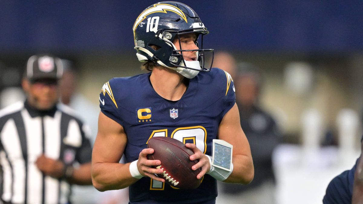 NFL, American Football Herren, USA Las Vegas Raiders at Los Angeles Chargers Nov 30, 2025; Inglewood, California, USA; Los Angeles Chargers quarterback Justin Herbert (10) drops back to pass agains...