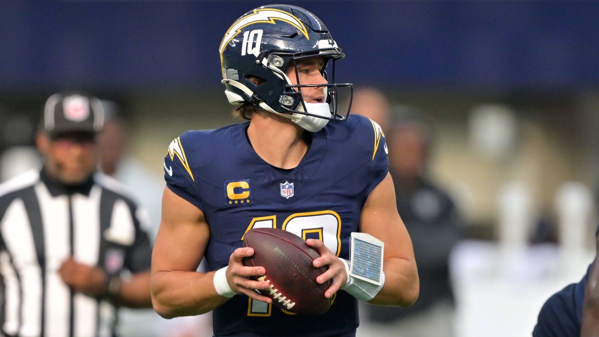 NFL, American Football Herren, USA Las Vegas Raiders at Los Angeles Chargers Nov 30, 2025; Inglewood, California, USA; Los Angeles Chargers quarterback Justin Herbert (10) drops back to pass agains...