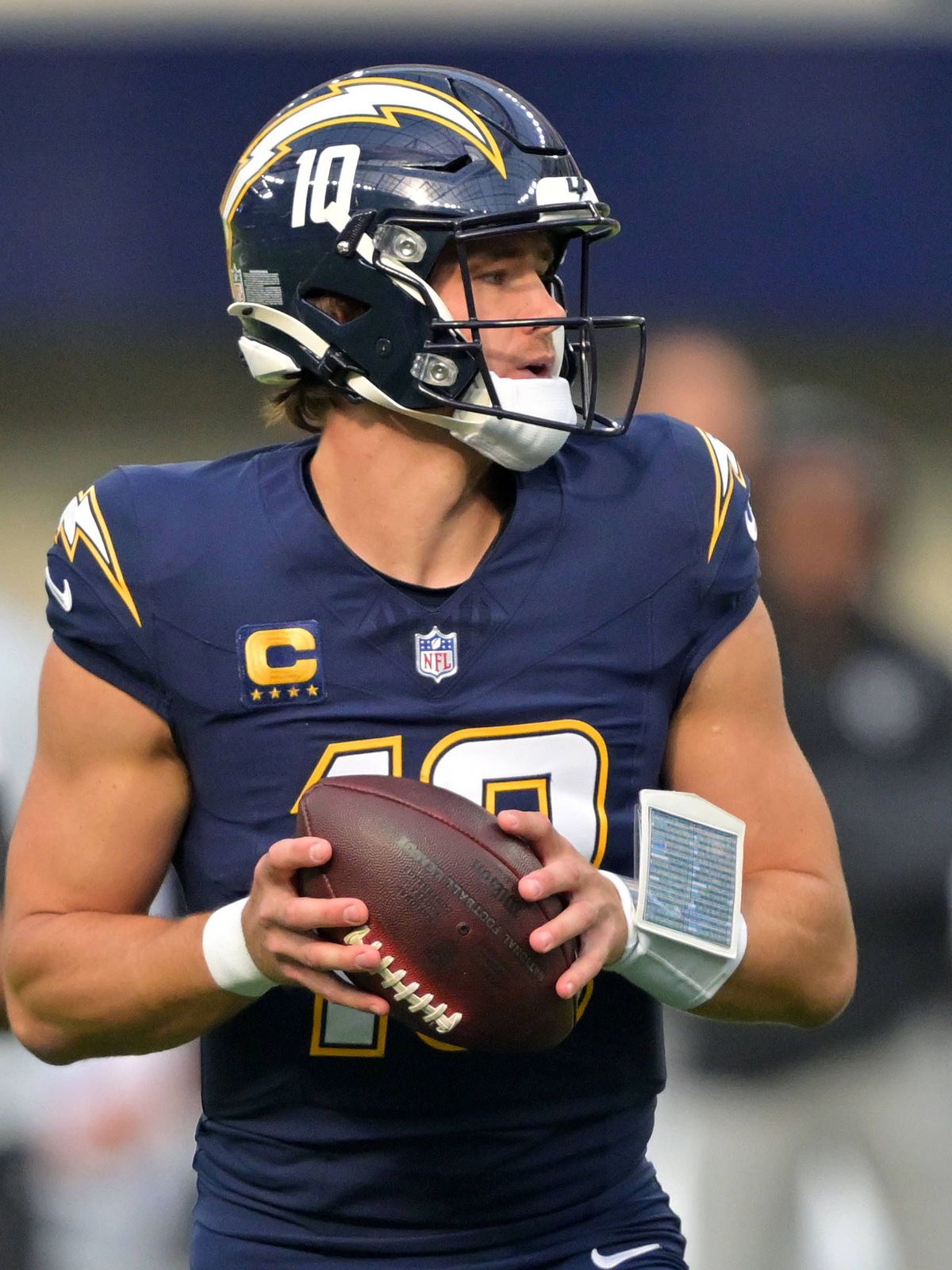 NFL, American Football Herren, USA Las Vegas Raiders at Los Angeles Chargers Nov 30, 2025; Inglewood, California, USA; Los Angeles Chargers quarterback Justin Herbert (10) drops back to pass agains...