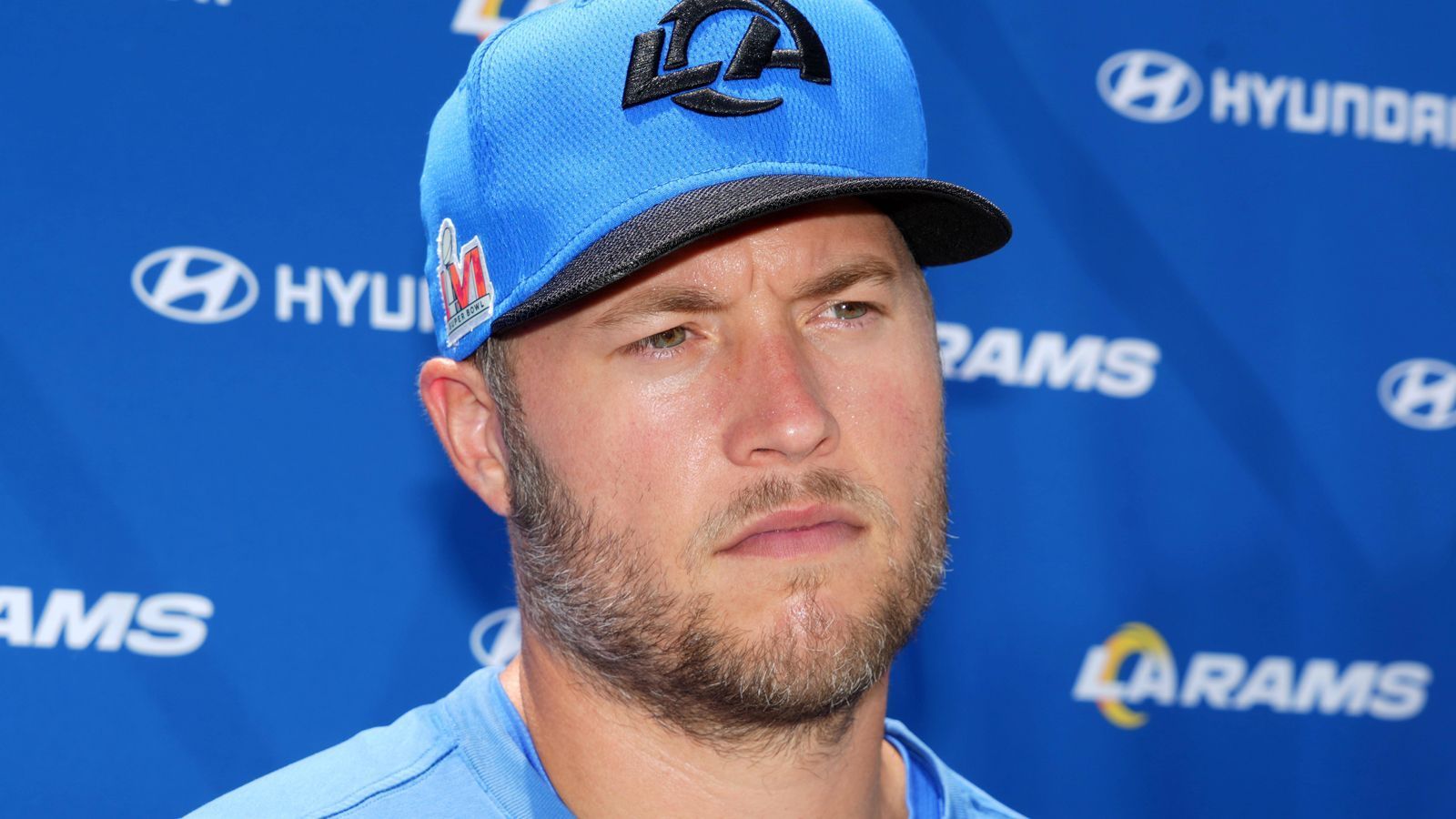 
                <strong>PLATZ 12: Matthew Stafford - Quarterback der Los Angeles Rams</strong><br>
                Aufgrund des Concussion Protocols und einer Rückenmarksprellung brachte es Stafford nur auf neun Spiele in der vergangenen Saison. Die Los Angeles Rams spielten insgesamt eine enttäuschende 5-12-Saison, nachdem sie im Jahr zuvor den Super Bowl gewonnen hatten. Sollte Stafford fit bleiben und die Rams in die Erfolgsspur zurückführen, wäre er natürlich ein Kandidat für den Comeback Player of the Year. Zumal er bei den Detroit Lions die Auszeichnung 2011 schon einmal gewonnen hat. (Wettquote: +3000)
              