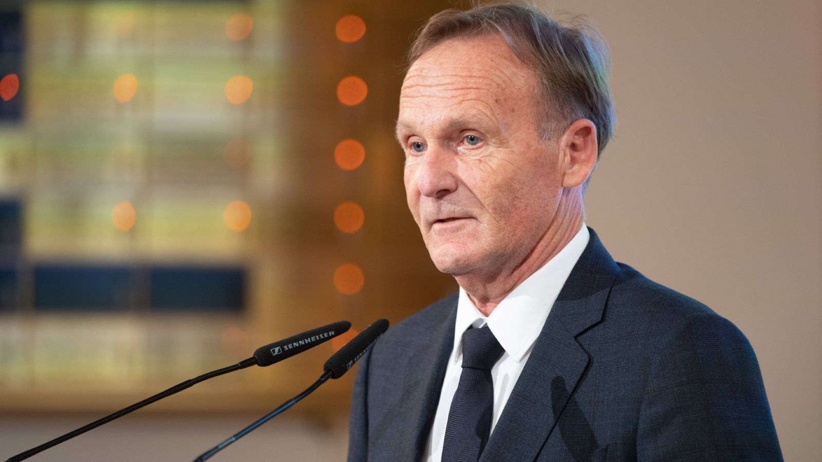 
                <strong>November 2022: Watzke entsetzt über BVB-Leistung</strong><br>
                Allerdings kommt danach nicht mehr viel vom BVB. Das 2:4 bei Borussia Mönchengladbach als aus Schwarz-Gelber Sicht trauriger Höhepunkt. "Was wir gespielt haben, war unter aller Kanone, wie wir verteidigt haben, das habe ich selten erlebt", geht Geschäftsführer Hans-Joachim Watzke mit seiner Mannschaft hart ins Gericht.
              