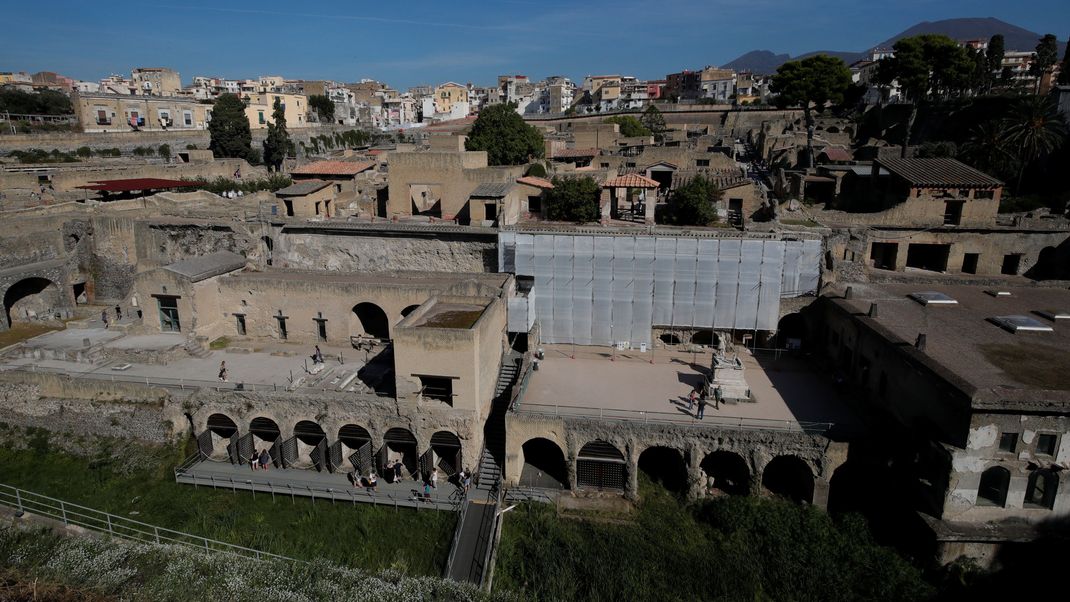 In einer Villa in der Stadt&nbsp;Herculaneum wurden mehr als tausend Schriftrollen durch die Lava des Vesuv im Jahr 79 v. Chr. unkenntlich.