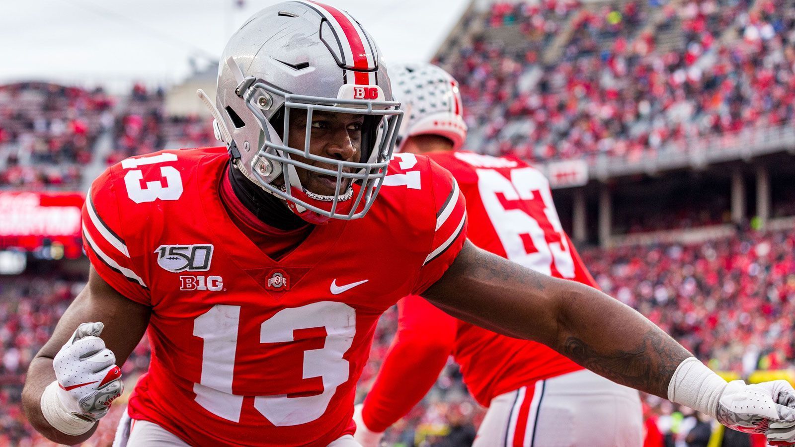 
                <strong>Rashod Berry</strong><br>
                Erst nach dem Draft stieß Berry zu den Patriots. Mit den Ohio State Buckeyes, für die er teilweise auch als Defensive Liner auflief, gewann der Tight End in den vergangenen drei Jahren jeweils die Big Ten Conference Championship. Insgesamt fing Berry in 50 College-Einsätzen 17 Bälle für 198 Yards inklusive vier Touchdowns. Das unterstreicht schon, dass er vor allem als Blocker zu gefallen weiß.
              