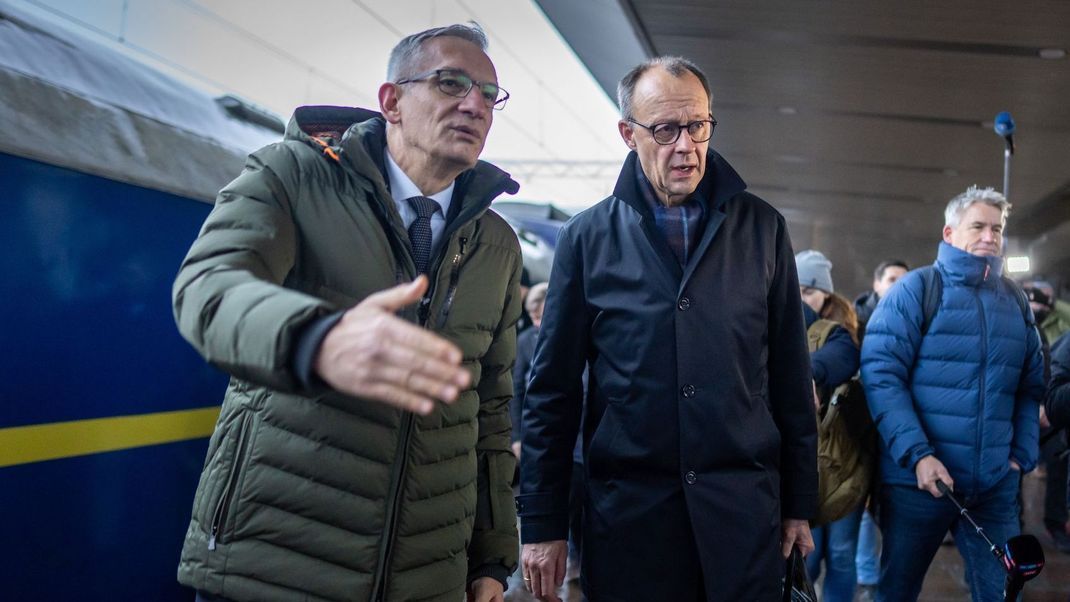 Union-Kanzlerkandidat Friedrich Merz (Mitte) wird bei seinem eintägigen Besuch in der Ukraine am Bahnhof in Kiew vom deutschen Botschafter in der Ukraine, Martin Jäger (links), begrüßt.