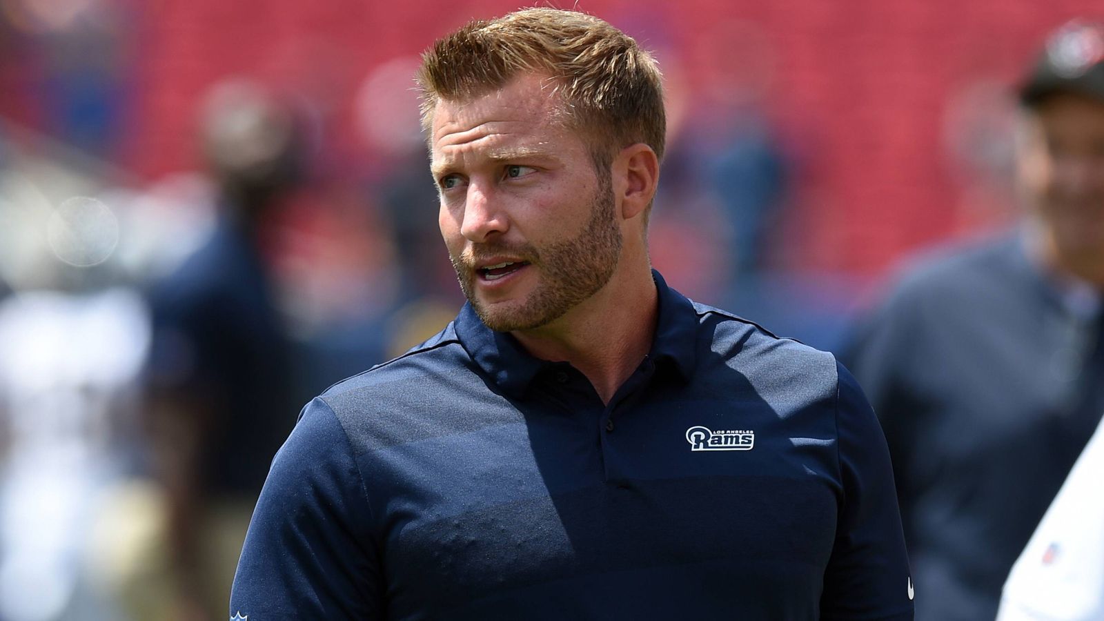 
                <strong>Wann kommt der Zahltag für Goff?</strong><br>
                Natürlich helfe sein Vertrag, sagt Head Coach Sean McVay, "wenn man die Verträge sieht, die die richtig guten Quarterbacks in der Liga haben. Hoffentlich wächst er weiter und dann kann ich mir vorstellen, dass wir wieder hier sitzen bei ähnlichen Pressekonferenz und er eine Menge Geld macht." Wann das sein wird, ist offen. Bei Donald hatten die Rams auch keine Eile.
              