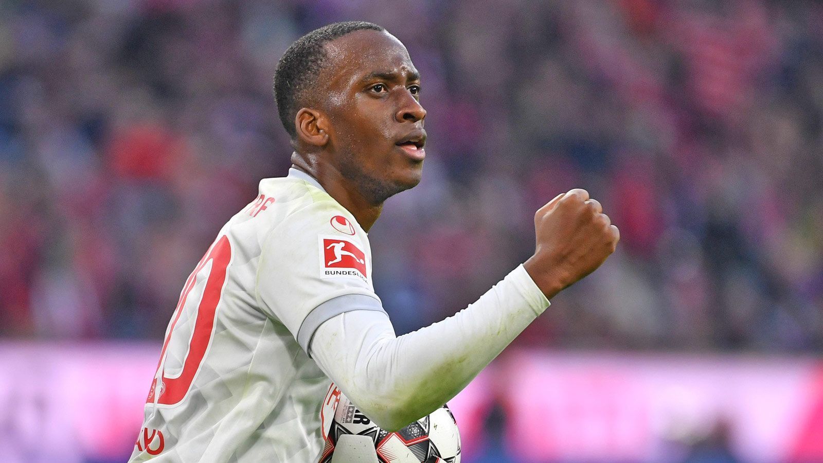 
                <strong>So wurde Düsseldorfs Dodi Lukebakio zum Bayern-Schreck</strong><br>
                Mit drei Toren schockte Fortuna-Stürmer Dodi Lukebakio am 12. Bundeesliga-Spieltag den FC Bayern München in der Allianz Arena. ran.de zeigt den spannenden Werdegang des 21-Jährigen.
              