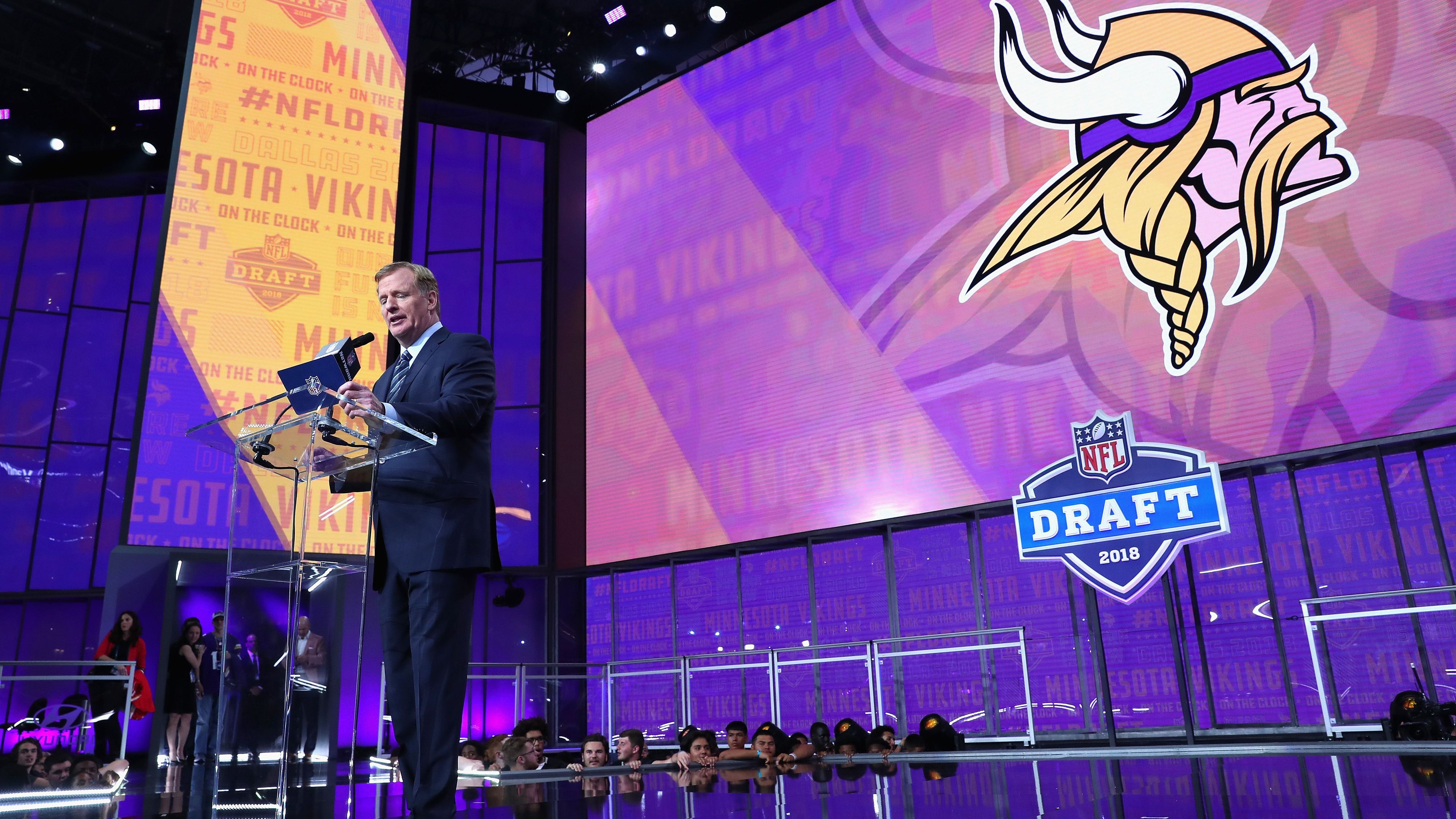 <strong>Minnesota Vikings</strong><br>Zwei Picks setzten die Minnesota Vikings im Draft 2003 aus. Unfreiwillig. Eigentlich war ein Trade mit den Baltimore Ravens ausgemacht. Die Vikings wanderten von sieben auf zehn - in der Theorie. Doch der Deal ging nie bei der NFL durch. Stattdessen lief den Vikings die Zeit davon. Sie durften zwar weiter ein Talent auswählen, doch die Jaguars an Stelle sieben und die Panthers an acht konnten ihre Picks dazwischenschieben, ehe Minnesota reagieren konnte und an Position neun dann doch noch zuschlug.