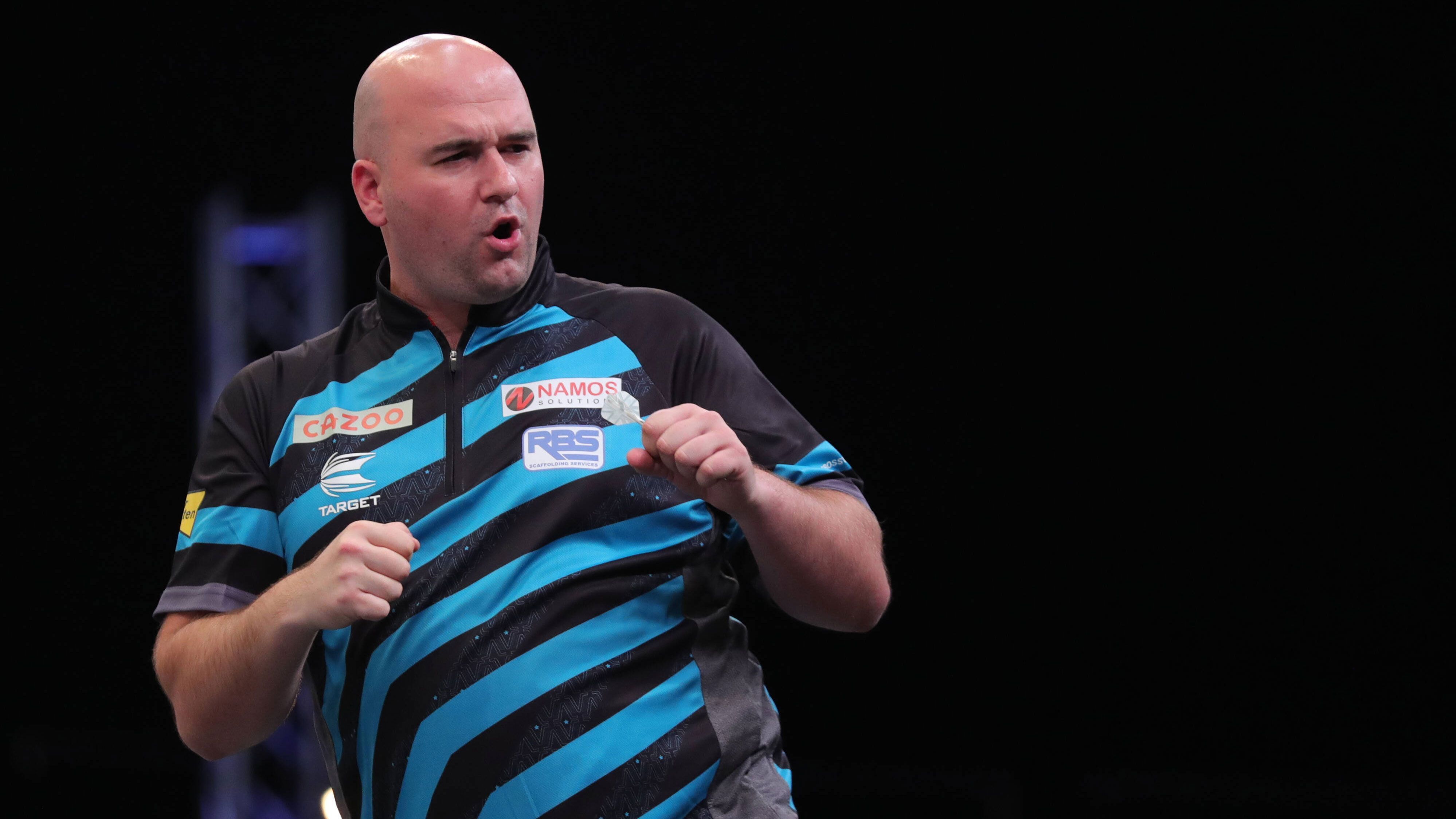 
                <strong>Rob Cross "Voltage"</strong><br>
                Rob Cross katapultierte sich 2018 von Null auf Hundert in die PDC-Spitze und gewann in seinem allerersten Profi-Jahr direkt die Weltmeisterschaft - und das gegen die Legende Phil Taylor. Danach musste "Voltage" seinen neu gewonnenen Ruhm erstmal verarbeiten und fiel ein wenig in ein Formtief. In den vergangenen Monaten hat der Engländer aber wieder zu alter Stärke zurückgefunden und ist pünktlich zur WM wieder in der Weltspitze unterwegs. Ob er seinen Coup von vor vier Jahren wiederholen kann ist zwar fraglich, ein Kandidat für das Halbfinale ist Cross aber momentan allemal. 
              