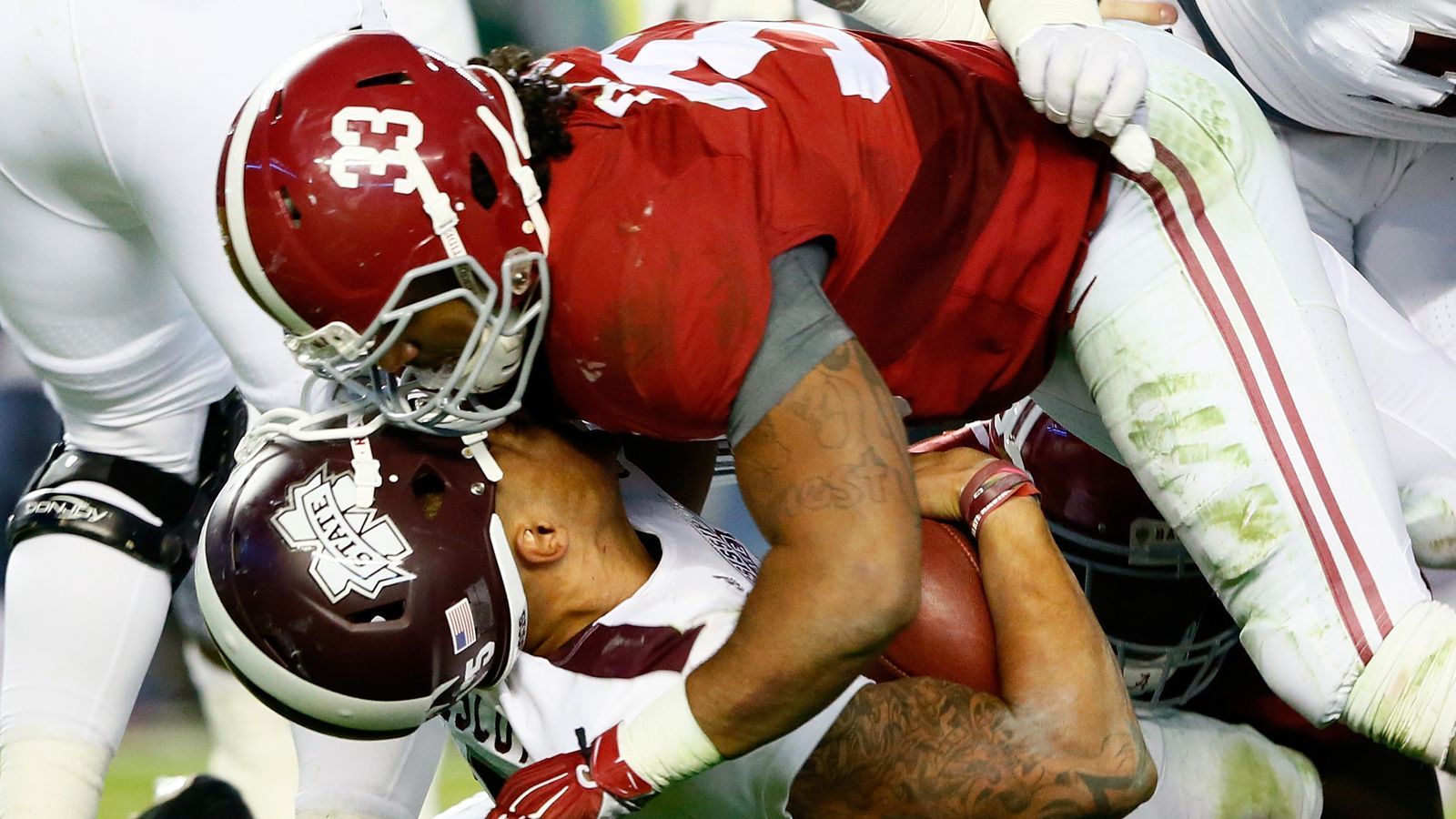 <strong>Alabama Crimson Tide - Mississippi State Bulldogs</strong><br>Das Rivalen-Spiel wird als "Kampf um Highway 82" betitelt. Die Bundesstraße führt an beiden Colleges vorbei. In 102 Spielen ging Alabama 85 Mal als Sieger vom Platz und ist seit Jahren der klare Favorit. Zuletzt gewannen die Bulldogs 2007 mit 17-12. Cornerback Anthony Johnson trug seinerzeit eine Interception 100 Yards bis in die Endzone von Alabama.&nbsp;&nbsp;
