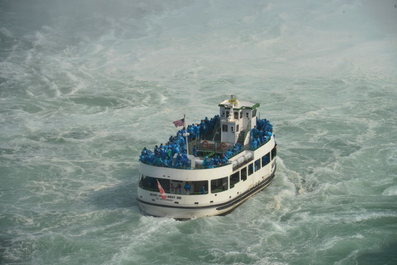 Es werden verschiedene Bootstouren zu den Niagara Falls oder hinter die Wasserfälle angeboten. Die Bootstouren gibt es für 30 bis 45 Minuten ab circa 70 Euro.