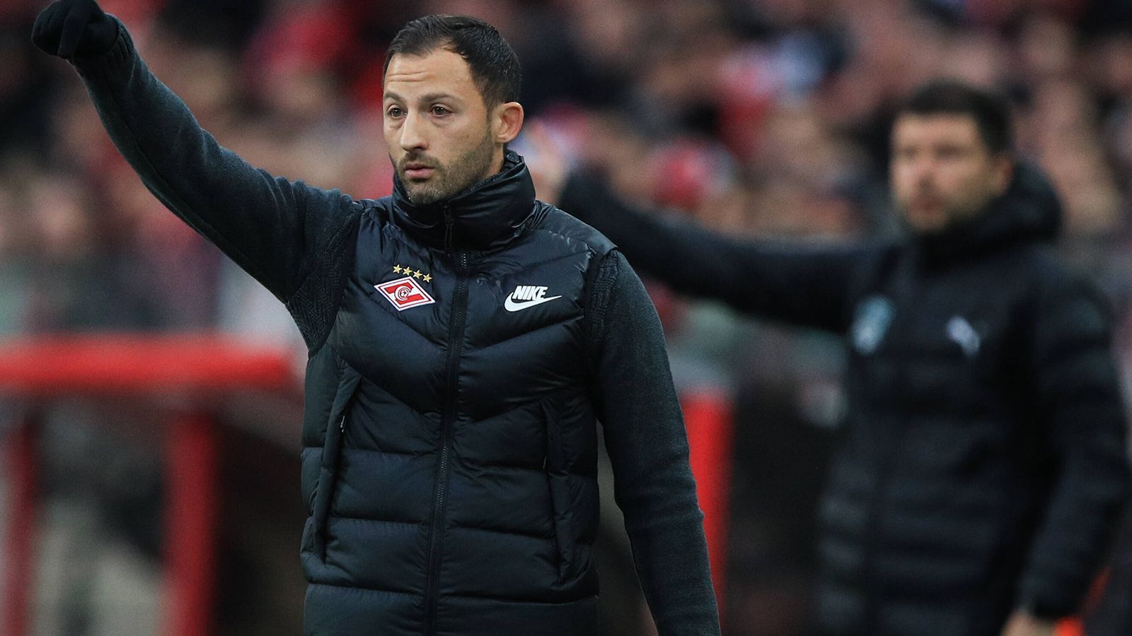 
                <strong>Domenico Tedesco (Spartak Moskau)</strong><br>
                Auch ein ehemaliger Bundesliga-Trainer steht vor ungewisser Zukunft. In Russland bekam der Ex-Schalker eine neue Chance und lieferte. 1,68 Punkte pro Spiel und derzeit Platz drei mit nur drei Zählern Rückstand zur Tabellenspitze. Trotzdem gab es auch für Tedesco noch keinen neuen Vertrag.
              