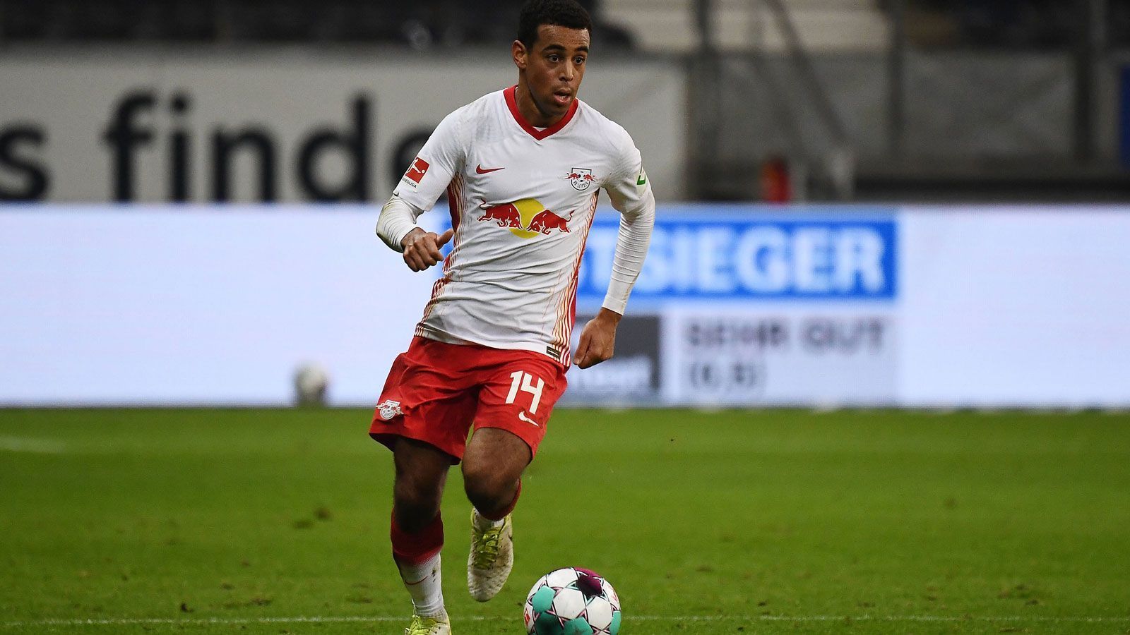 
                <strong>Tyler Adams</strong><br>
                Für die letzte Viertstunde übernimmt er die Rolle von Kampl. Der US-Amerikaner hilft mit, die Angriffe von United zu stoppen. Holt sich auch noch die Gelbe Karte ab. ran-Note: 4
              