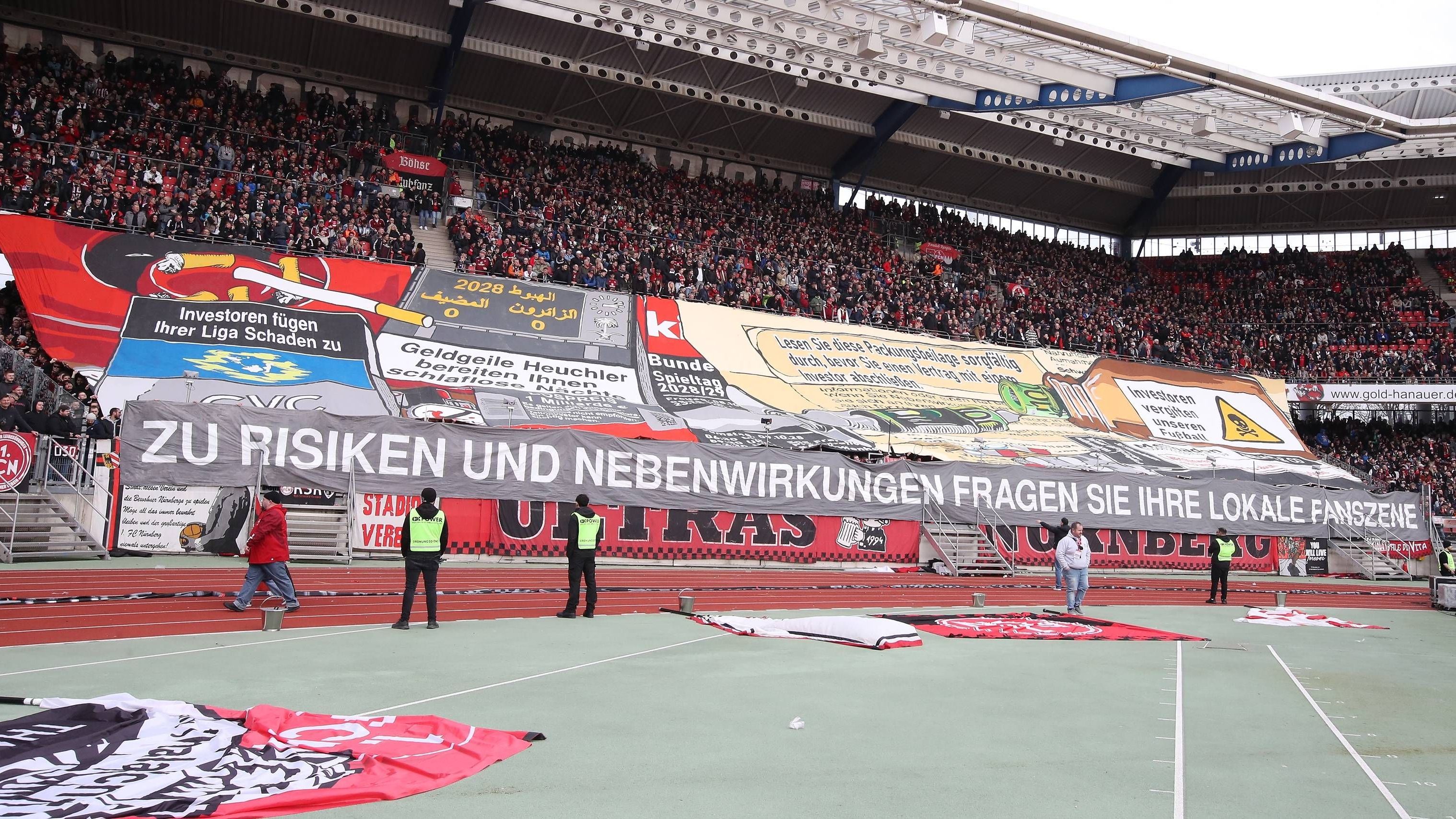 <strong>Nürnberger bedienen sich aus Medikamenten-Werbung<br></strong>Ihre Kreativität stellten am Sonntag die Fans des 1. FC Nürnberg unter Beweis. Beim Heimspiel gegen Kaiserslautern wurde in Anlehnung an bekannte Medikamenten-Werbungen ein Banner mit der Aufschrift "Zu Risiken und Nebenwirkungen fragen Sie Ihre lokale Fanszene" präsentiert.