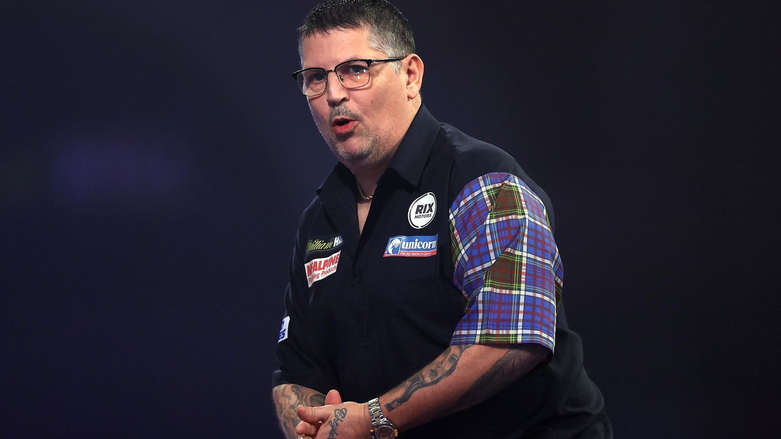 <strong>Gary Anderson (Schottland) - The Flying Scotsman</strong><br>
                Der zweimalige Weltmeister wählte für seinen Spitznamen die schnellste Zugverbindung zwischen London und Edinburgh - den "Flying Scotsman". Entgegen vieler Vermutungen soll der Name also keine Anspielung auf den "Fliegenden Holländer" sein. Vor seinem Wechsel in die PDC 2009 war Anderson noch als "Dreamboy" in der BDO (British Darts Organisation) unterwegs.
