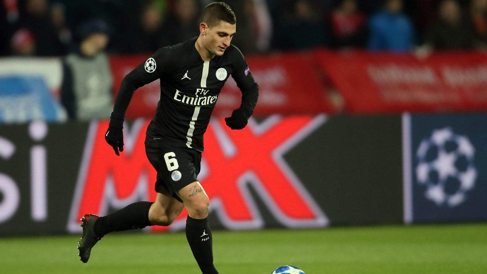 
                <strong>Marco Verratti</strong><br>
                Im Sommer 2017, wenige Monate nach dem Champions-League-Aus von Paris St. Germain gegen ausgerechnet den FC Barcelona, soll Marco Verratti einem Wechsel zu den Katalanen sehr nahe gewesen sein. Angeblich bat der italienische Nationalspieler in Paris um die Freigabe, wie die Zeitung "Sport" einst vermeldete. Zu einem Wechsel kam es freilich nicht, weil PSG den umworbenen Verratti nicht ziehen ließ. Statt des Vereins, wechselte der Mittelfeldspieler nur seinen Berater und stellte via PSG-Vereinskanälen klar, seinen Ex-Agenten nicht gebeten zu haben, einen Barca-Transfer zu forcieren. Der 26-Jährige spielt immer noch für den Ligue-1-Giganten und wird mittlerweile vom berüchtigten Spielerberater Mino Raiola vertreten.
              