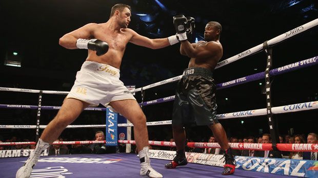 
                <strong>Hughie Fury (22)</strong><br>
                Der jüngere Cousin von Ex-Weltmeister Tyson Fury soll noch besser als der "Gipsy King" sein. Der 22-Jährige verfügt im Schwergewicht vielleicht über die beste Beinarbeit. Lange Zeit wurde Hughie von diversen Lebensmittelallergien ausgebremst, im September kämpft er gegen WBO-Champion Joseph Parker erstmals um die Schwergewichtskrone. Bei den Buchmachern ist er der Außenseiter - zu Unrecht. Seine Bilanz: 20:0.
              