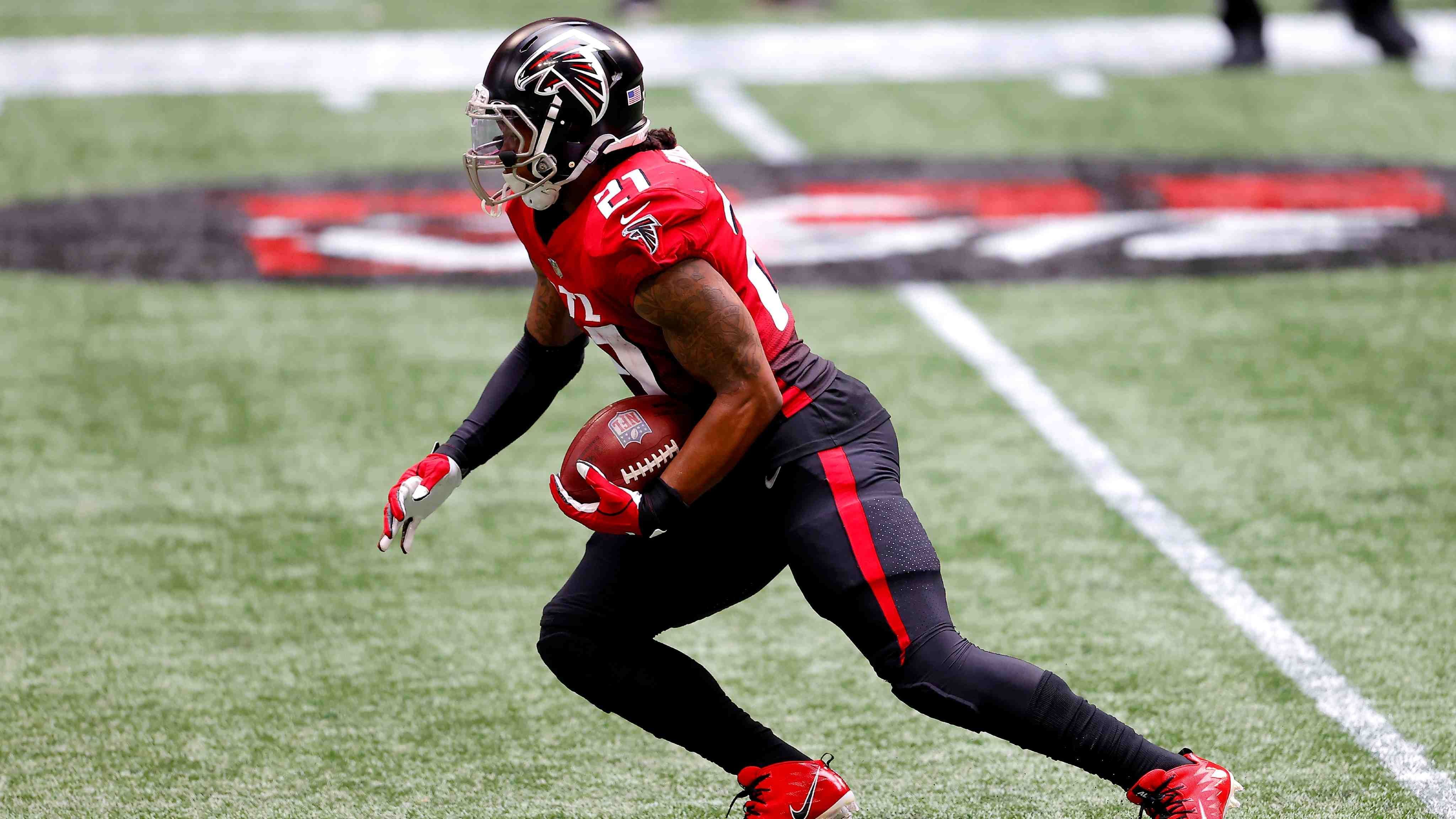 
                <strong>Todd Gurley (Running Back) </strong><br>
                Die Tage von Todd Gurley als Franchise-Running-Back in der NFL dürften wohl gezählt sein. Das bedeutet allerdings nicht, dass der 27-Jährige bei einem neuen Team dennoch eine wichtige Rolle finden kann. Sein Jahr bei den Atlanta Falcons gilt rückblickend als passabel, obwohl er nicht den Eindruck hinterlassen hat, den er sich wohl gewünscht hätte. Wie bereits in der vergangenen Offseason kommt er als Free Agent auf den Markt. Er dürfte besonders für die Teams interessant sein, die Probleme haben, den Ball per Lauf in die Endzone zu wuchten. Denn hier liegt Gurleys Spezialität. Mit neun Rushing Touchdowns bewies er, dass er immer noch eine gefährliche Red-Zone-Waffe auf dem Boden sein kann. So dürfte er aufgrund seiner wiederkehrenden Knieprobleme auch zu einem humanen Preis verfügbar sein. 
              