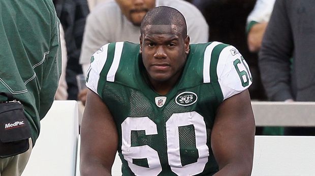 
                <strong>D'Brickashaw Ferguson (New York Jets)</strong><br>
                Genau zehn Jahre lang spielte Ferguson als Offensive Tackle bei den New York Jets und wurde in dieser Zeit dreimal für den Pro Bowl nominiert. Mit seiner Gesundheit hat der Rücktritt nichts zu tun. "Ich war nicht nur bereit etwas Neues zu machen, sondern mir wurde auch klar, dass ich zufrieden mit dem bin, was ich erreicht habe", sagte der 32-Jährige.
              