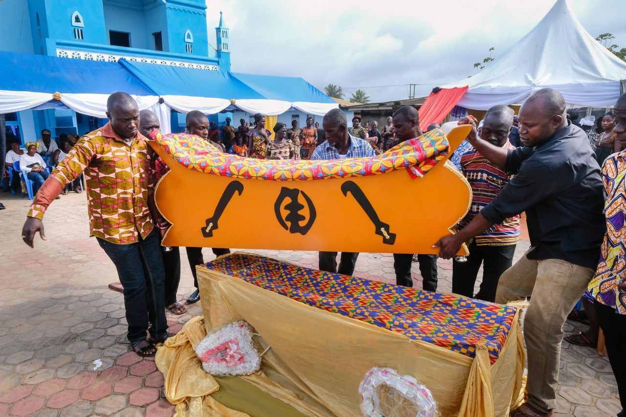Ein bunter und geschmückter Sarg bei einer katholischen Trauerfeier in Ghana.